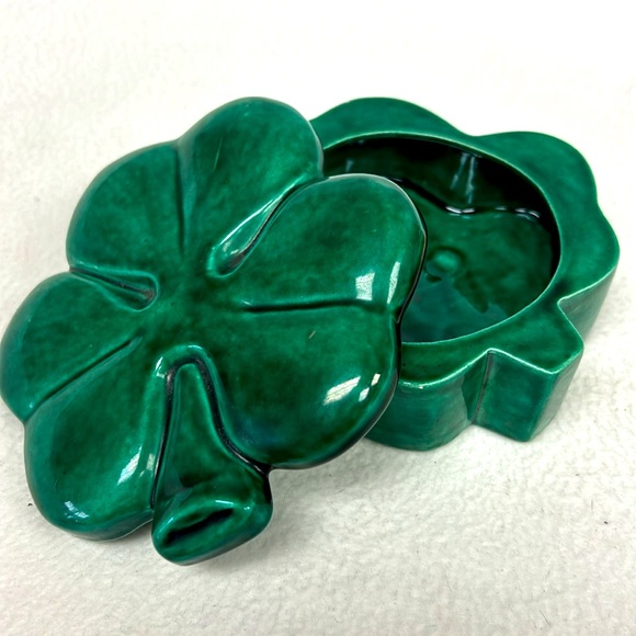 Vintage handmade green glazed lidded shamrock/ clover trinket box - Picture 2 of 6